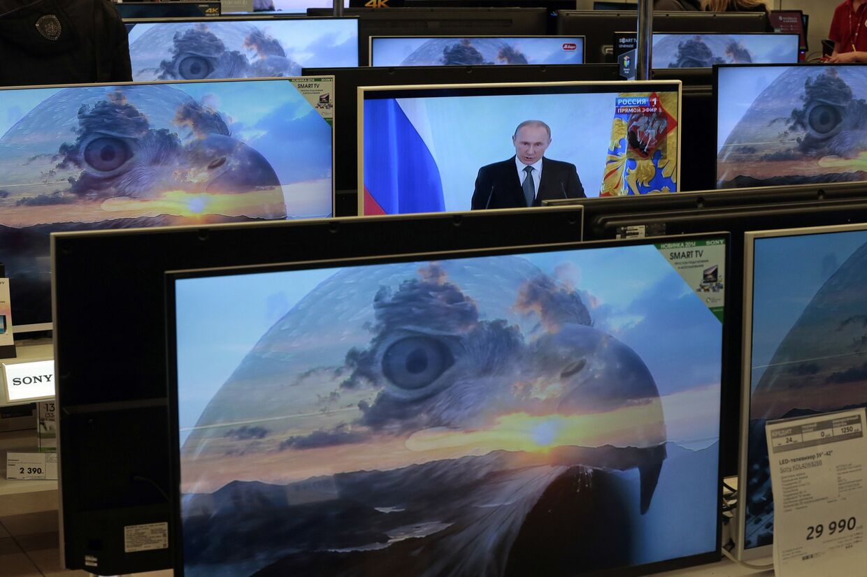 Владимир Путин на экране телевизора в магазине