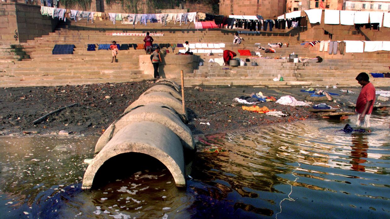Вода уносит жизни. Сточные воды загрязнение воды. Загрязнение водоемов Индии. Фабрика загрязняет реку.