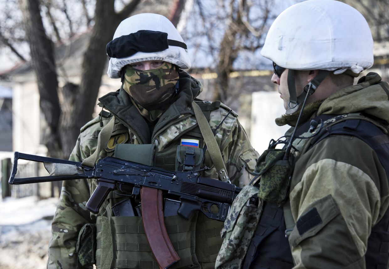 Пророссийские ополченцы рядом с аэропортом Донецка