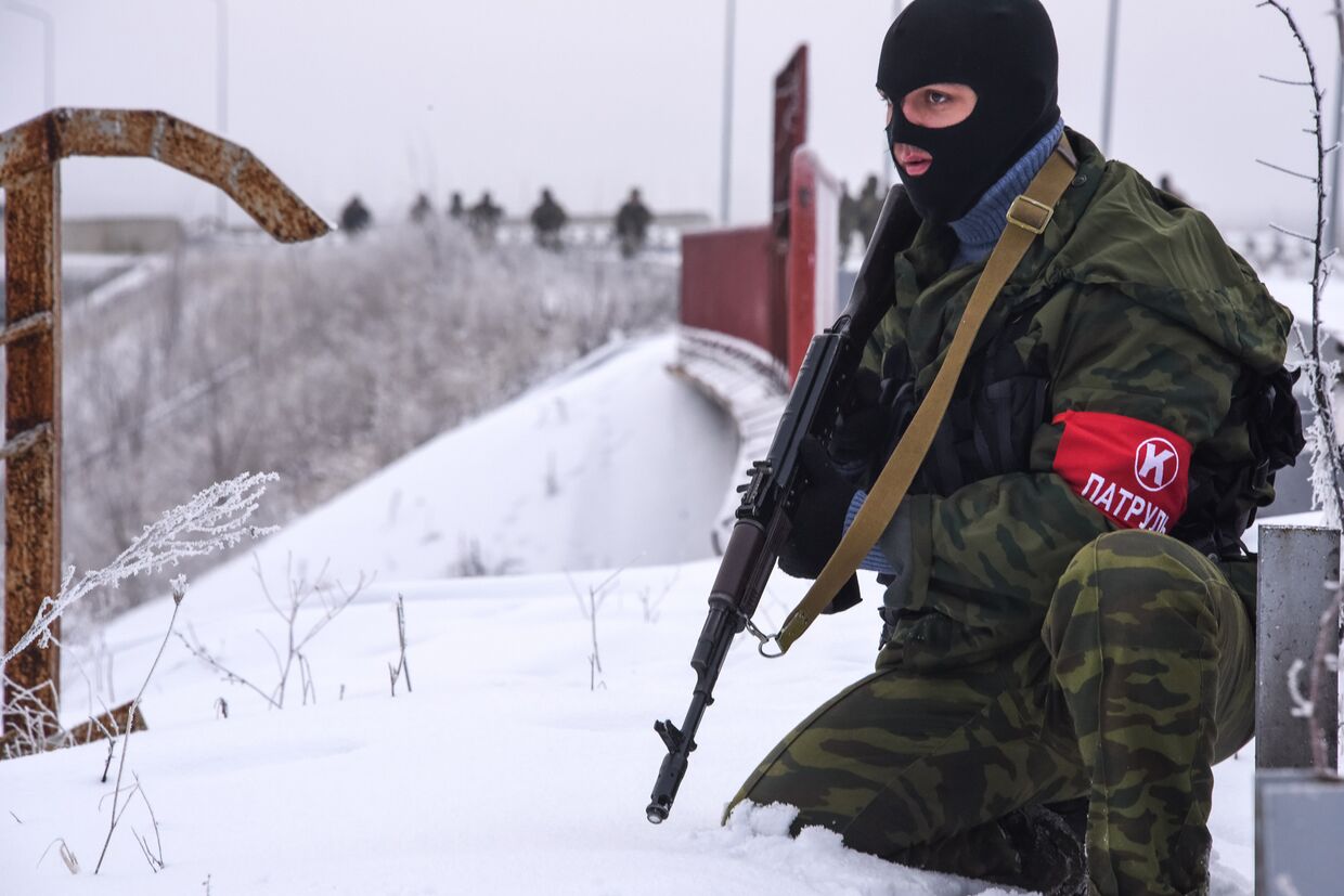 Пророссийский ополченец рядом с аэропортом Донецка