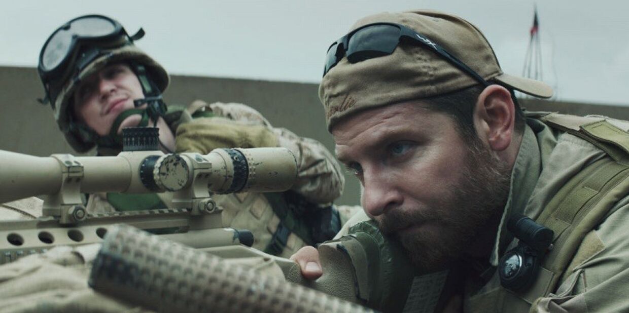 Брэдли Купер в фильме Снайпер Брэдли Купер в фильме Снайпер