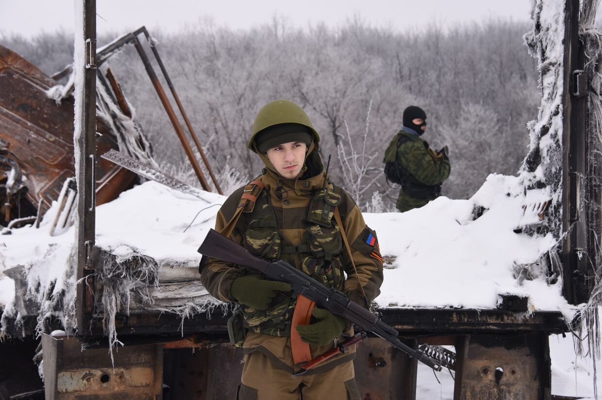 Пророссийские ополченцы на дороге, ведущей к аэропорту Донецка