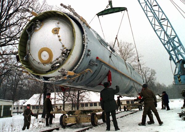 Подготовка ракеты УР-100Н (SS-19 по классификации США и НАТО) к уничтожению, военная часть рядом с поселком Вакуленчук Подготовка ракеты УР-100Н (SS-19 по классификации США и НАТО) к уничтожению, военная часть рядом с поселком Вакуленчук