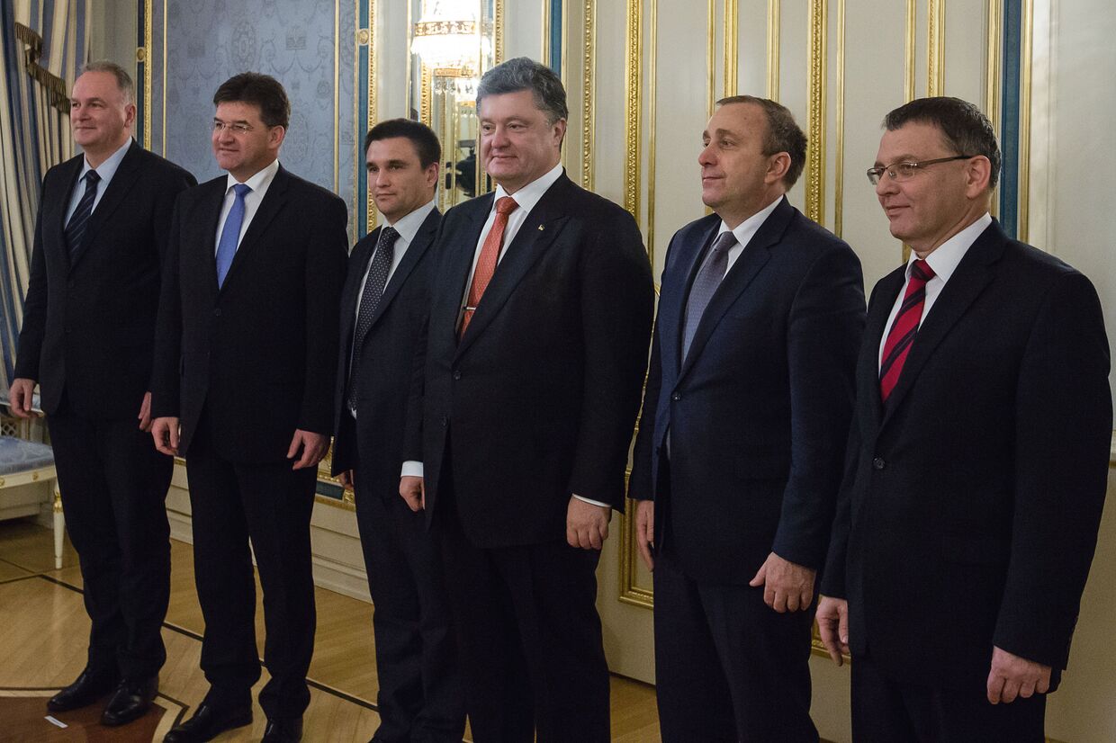 Президент Украины Петр Порошенко во время встречи в Киеве с министрами иностранных дел стран Вышеградской четверки