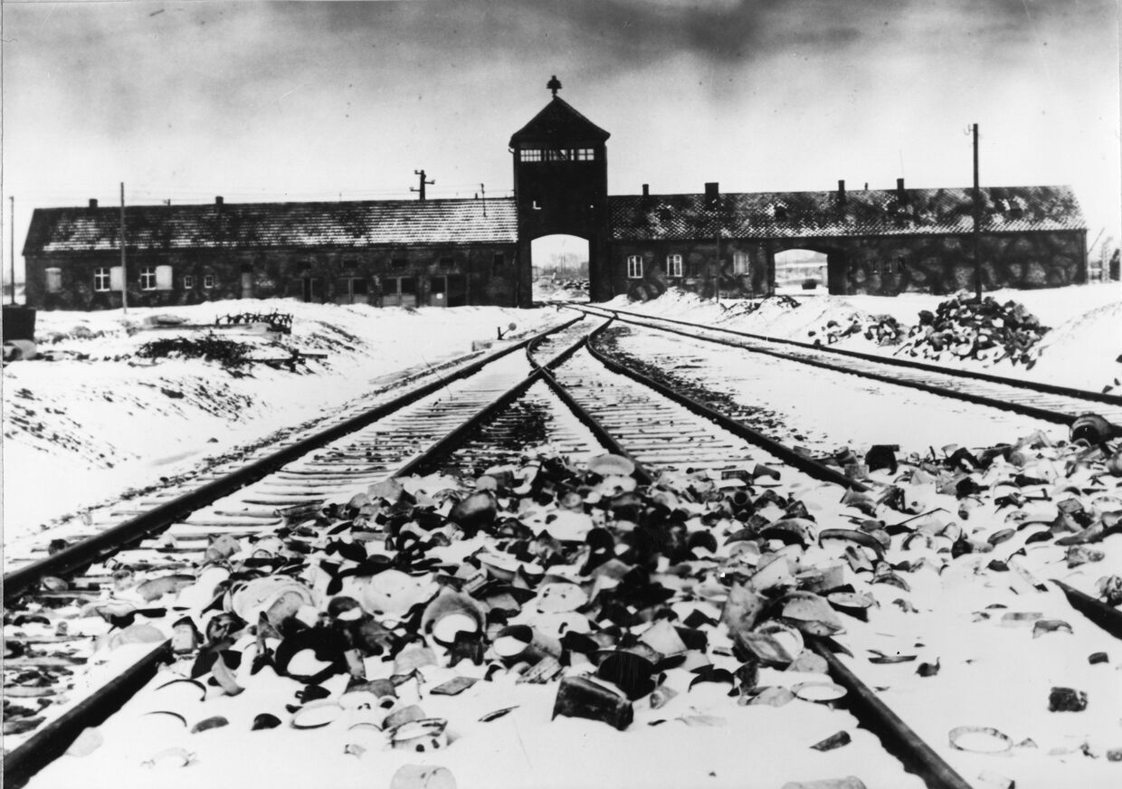 Главные ворота концентрационного лагеря Освенцим