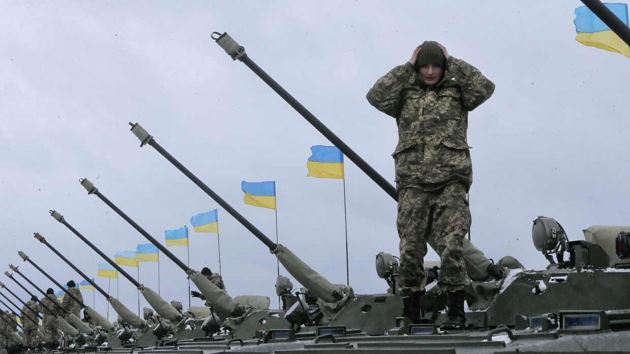 Украинские солдаты готовятся к встрече к Петром Порошенко на военной базе рядом с Житомиром