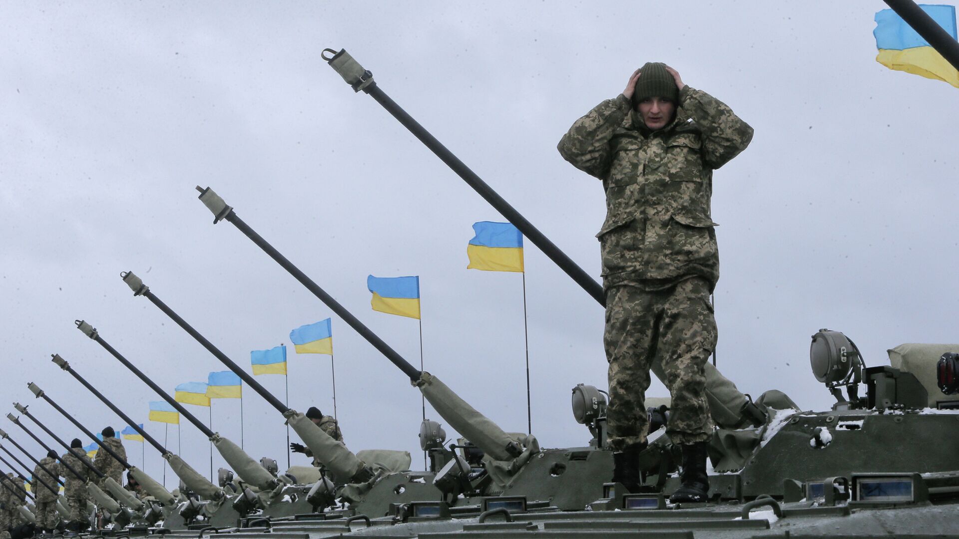 Украинские солдаты готовятся к встрече к Петром Порошенко на военной базе рядом с Житомиром - ИноСМИ, 1920, 10.01.2022