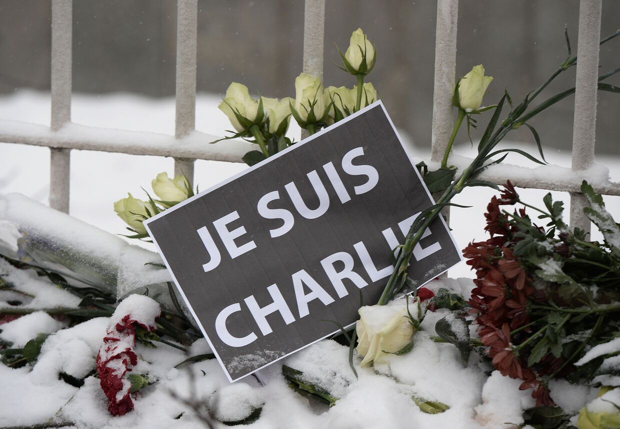 Цветы и табличка с надписью Je suis Charlie у посольства Франции в Москве 
