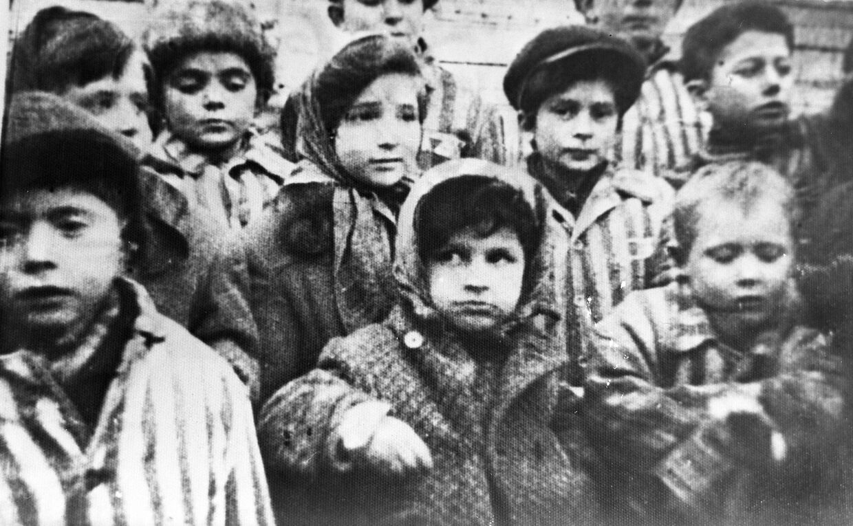 Дети, освобожденные из лагеря «Освенцим»