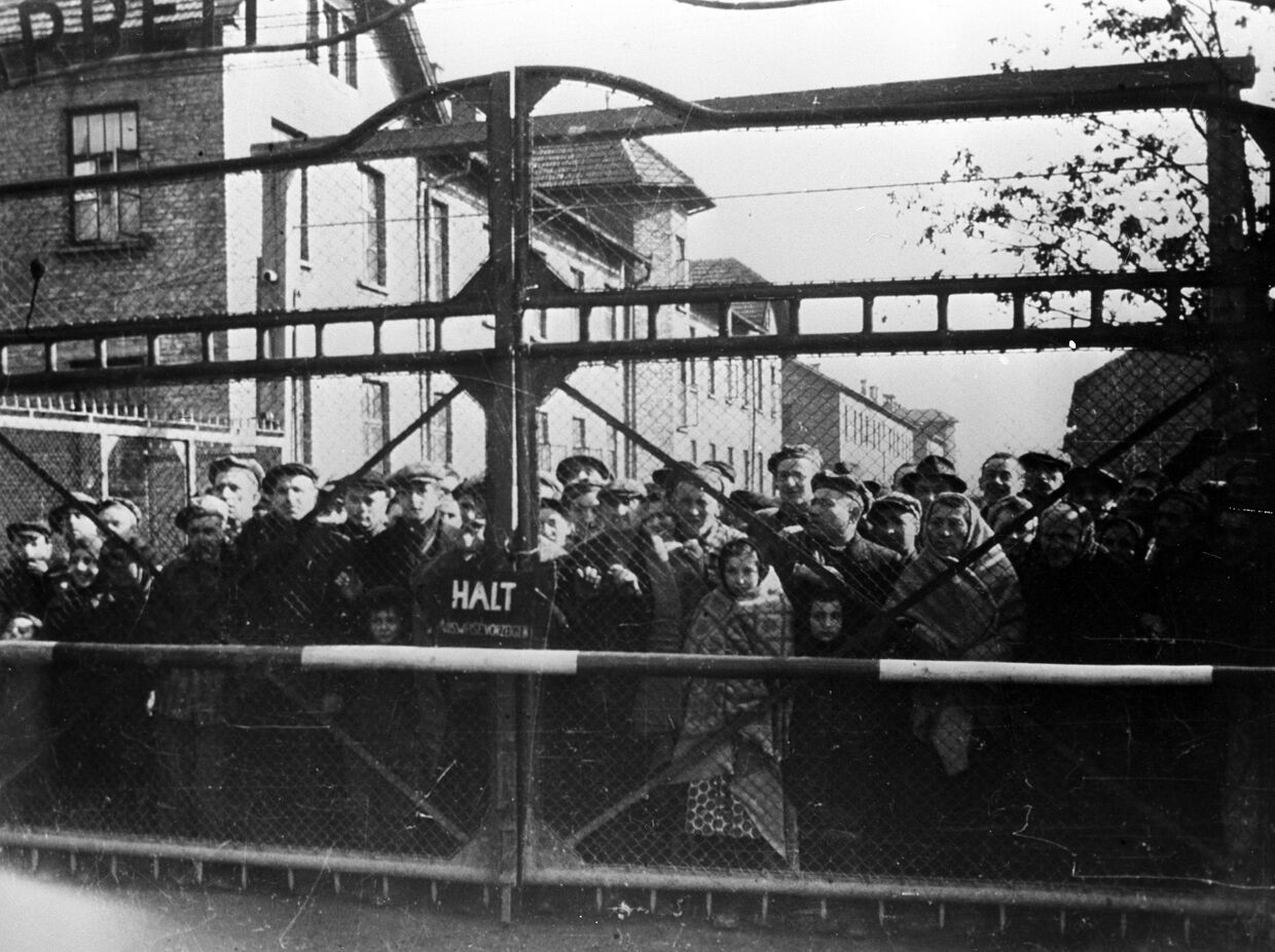Узники Освенцима перед освобождением лагеря Советской Армией