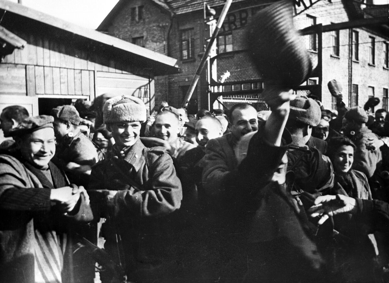 Узники Освенцима в первые минуты после освобождения