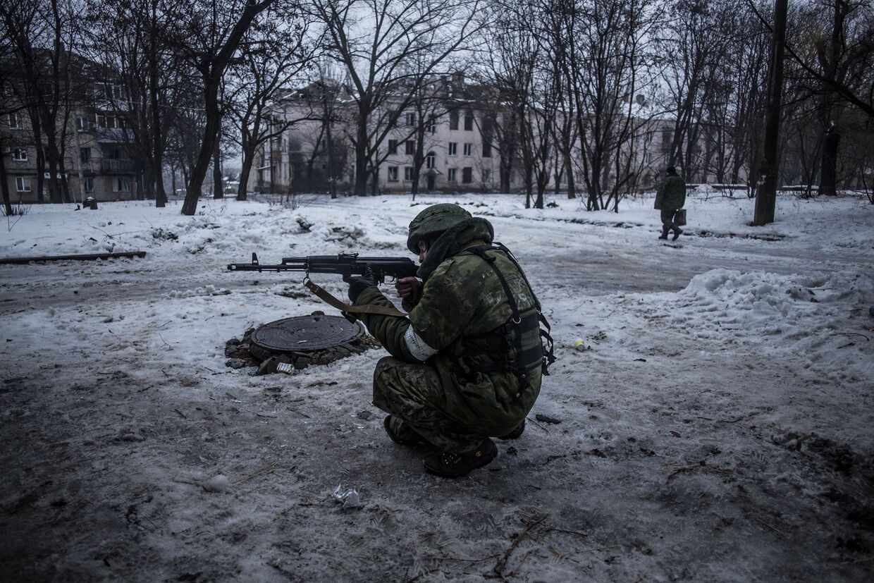 Пророссийский ополченец в Киевском районе Донецка (3 км от аэропорта)