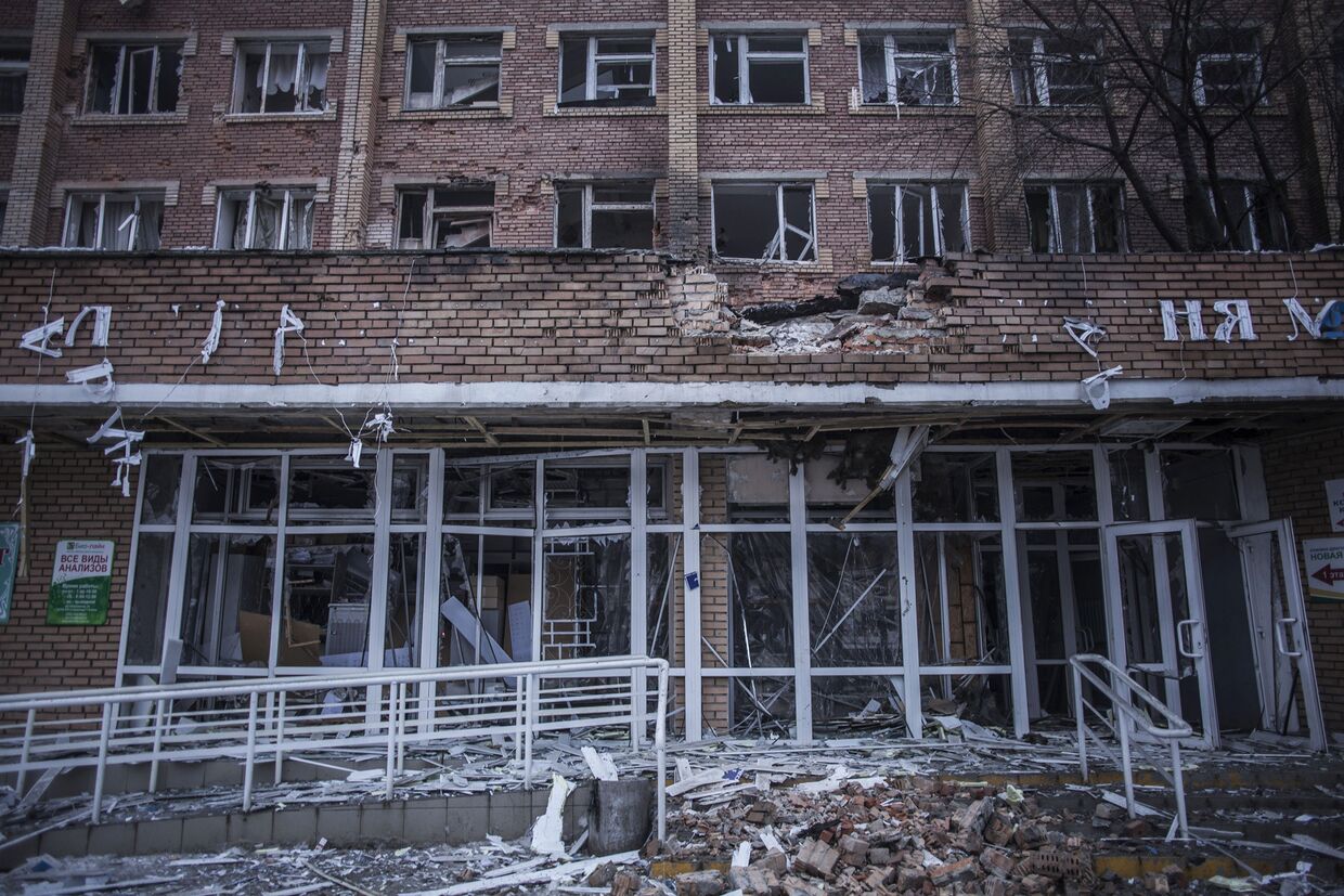 Разрушенное здание больницы в Донецке