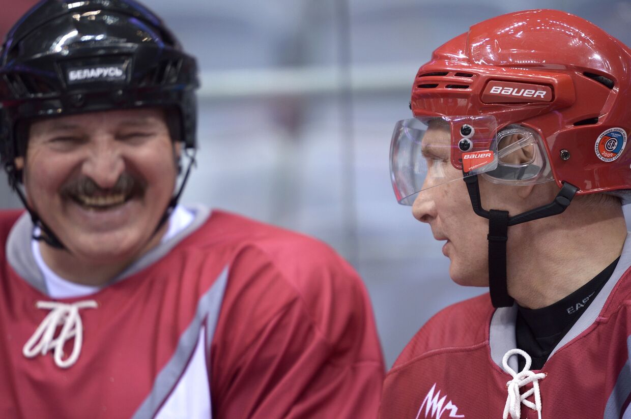 Владимир Путин и Александр Лукашенко на товарищеском хоккейном матче между командами «Звезды НХЛ 1» и «Звезды НХЛ 2»