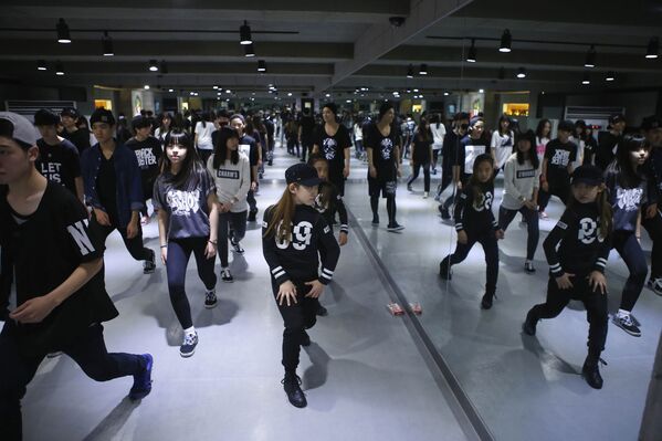 Урок в танцевальной школе в Сеуле