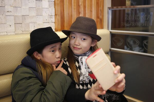 Ким Си Юн и Ю Га Ыль в ресторане в Сеуле