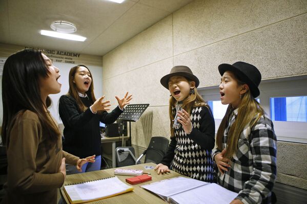 Ким Си Юн и Ю Га Ыль на уроке вокала в танцевальной школе 