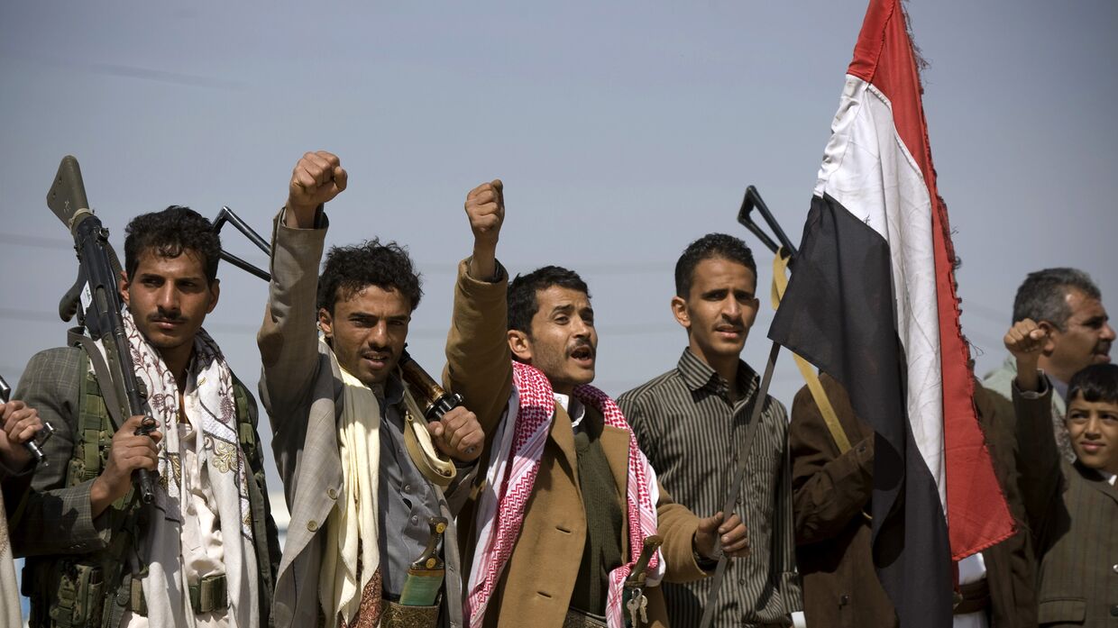 Хуситы во время столкновений с правительственными войсками рядом с президентским дворцом в Сане