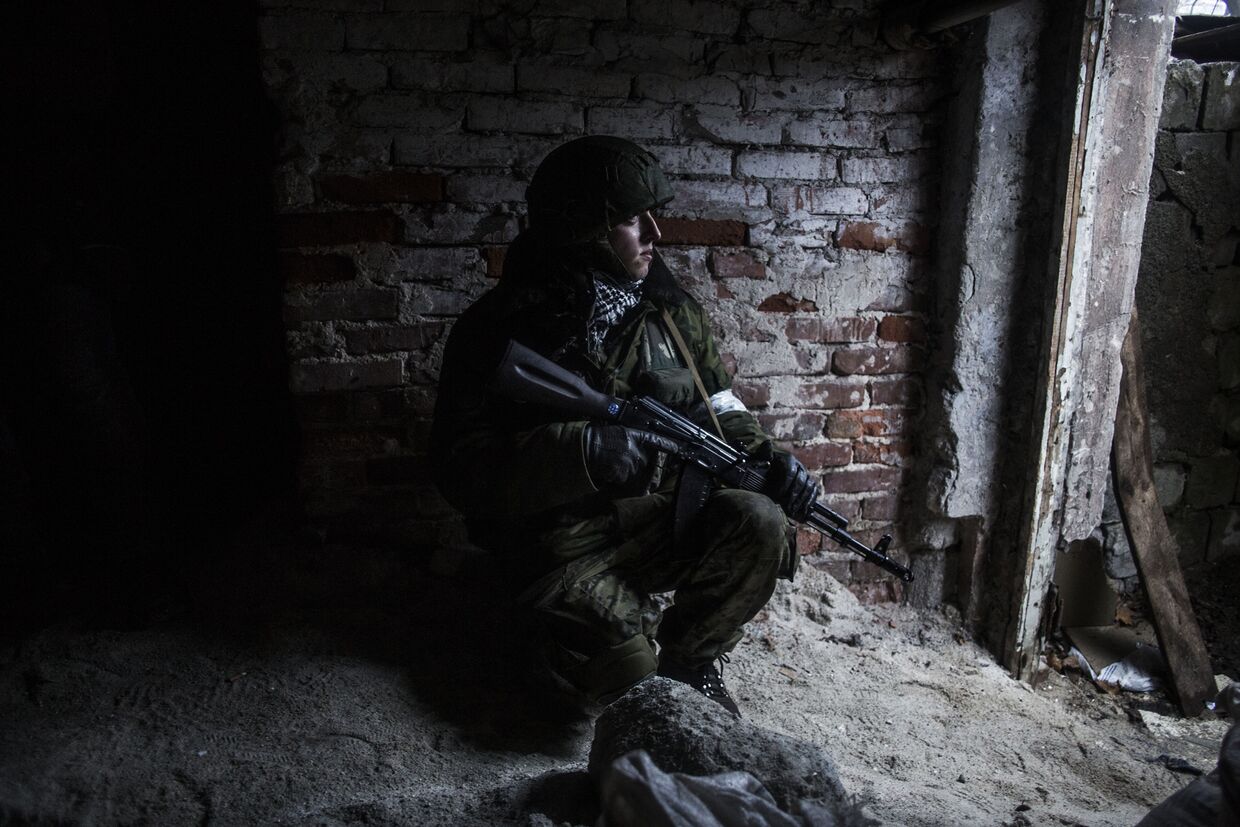 Ополченец в укрытии в Киевском районе Донецка в 3 км от аэропорта