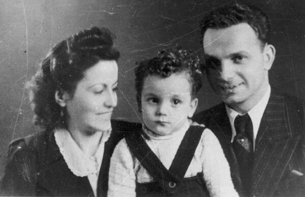 Фотография, сделанная Вильгельмом Брассе в Аушвице: офицер СС Фремель Рудольф с женой и сыном