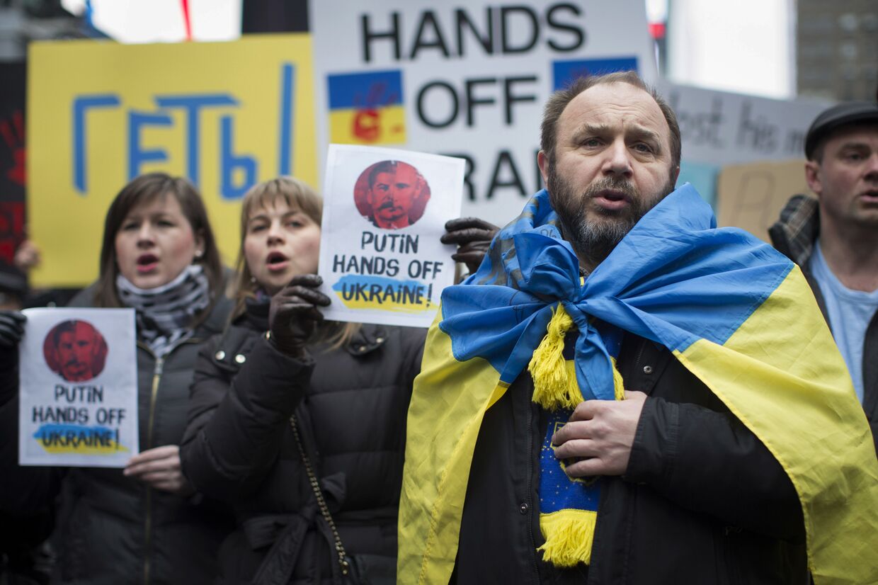 Акция протеста против действий России на Украине на Таймс-сквер, Нью-Йорк