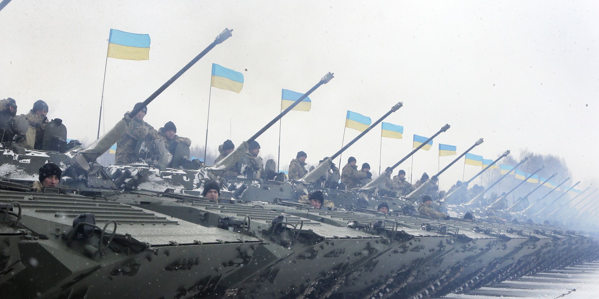 Украинские солдаты во время встречи с Петром Порошенко на военной базе рядом с Житомиром  - ИноСМИ, 1920, 24.01.2022