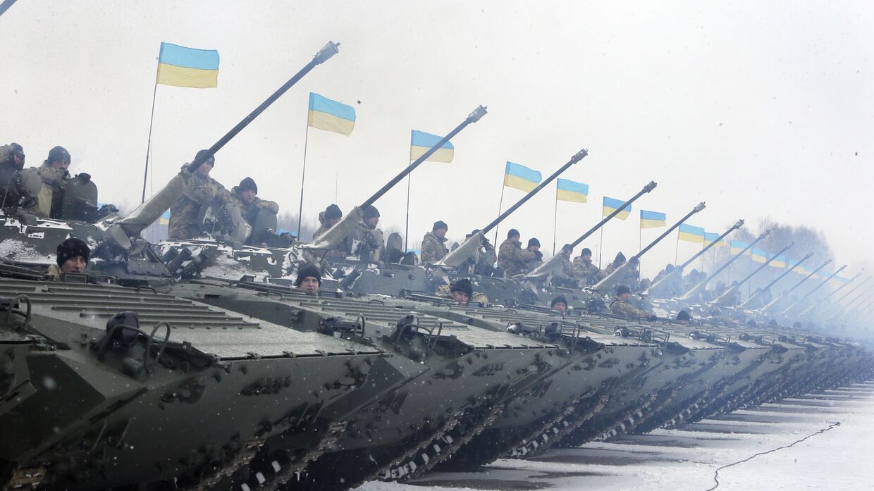 Украинские солдаты во время встречи с Петром Порошенко на военной базе рядом с Житомиром 