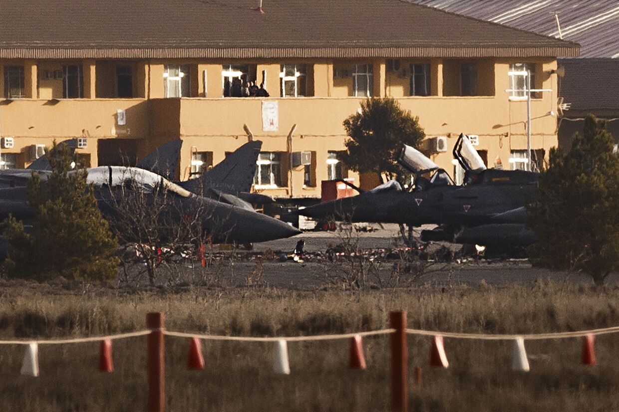 Самолеты на авиабазе Лос Льянос в Испании, поврежденные при крушении самолета F-16