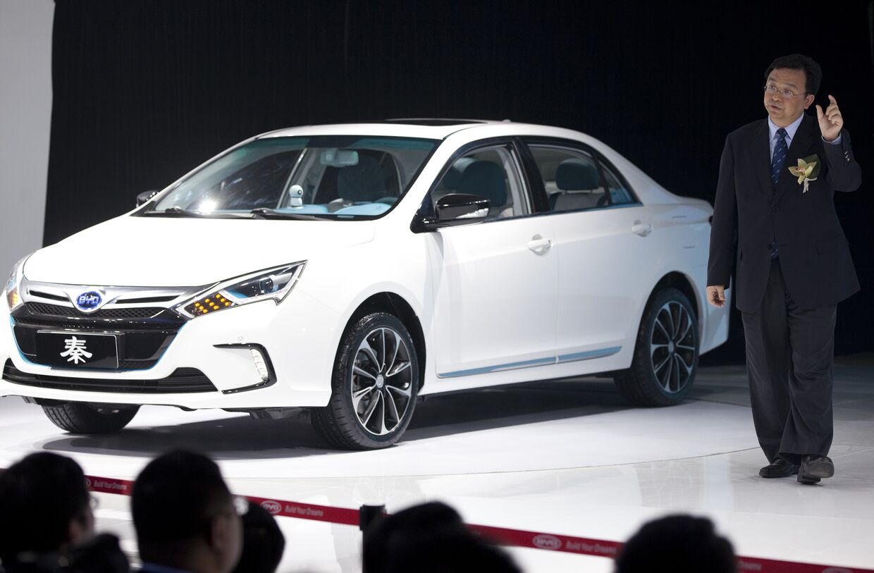 Президент компании BYD Ван Чуаньфу представляет гибридный седан BYD Qin на автосалоне в Пекине