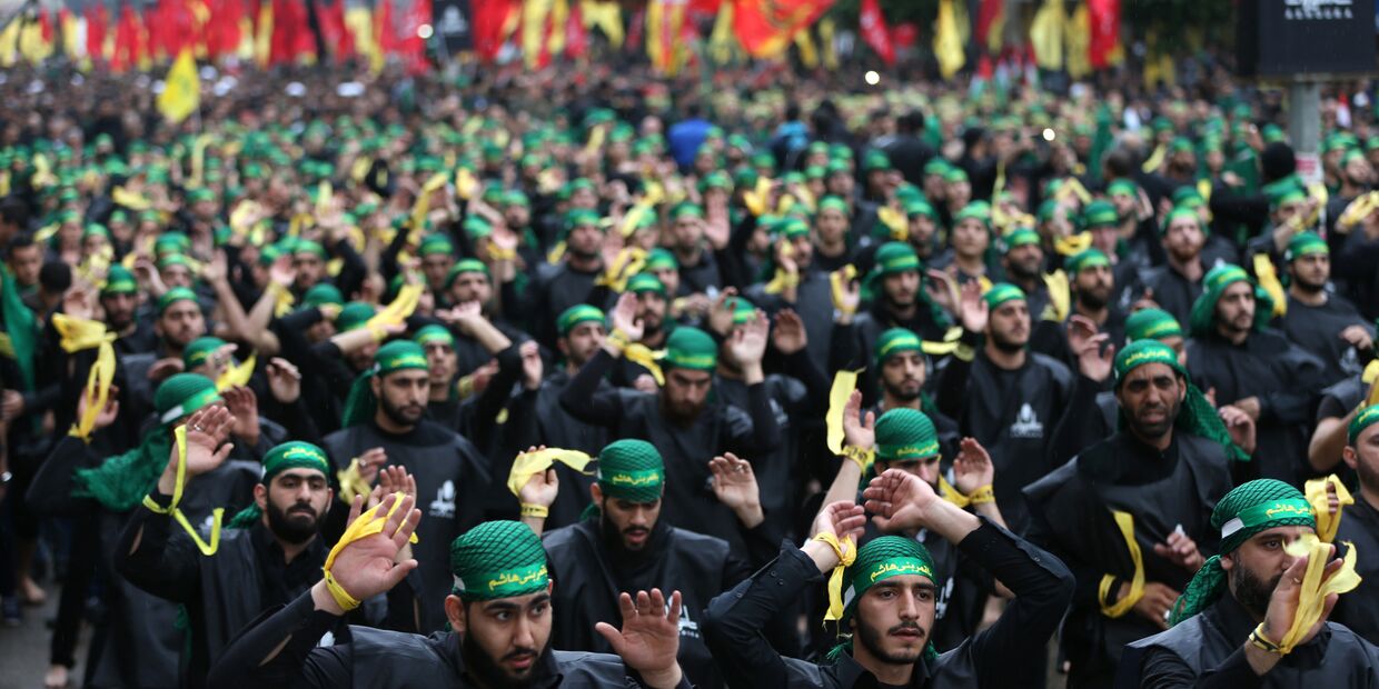 Сторонники движения «Хезболла» на марше в день Ашуры