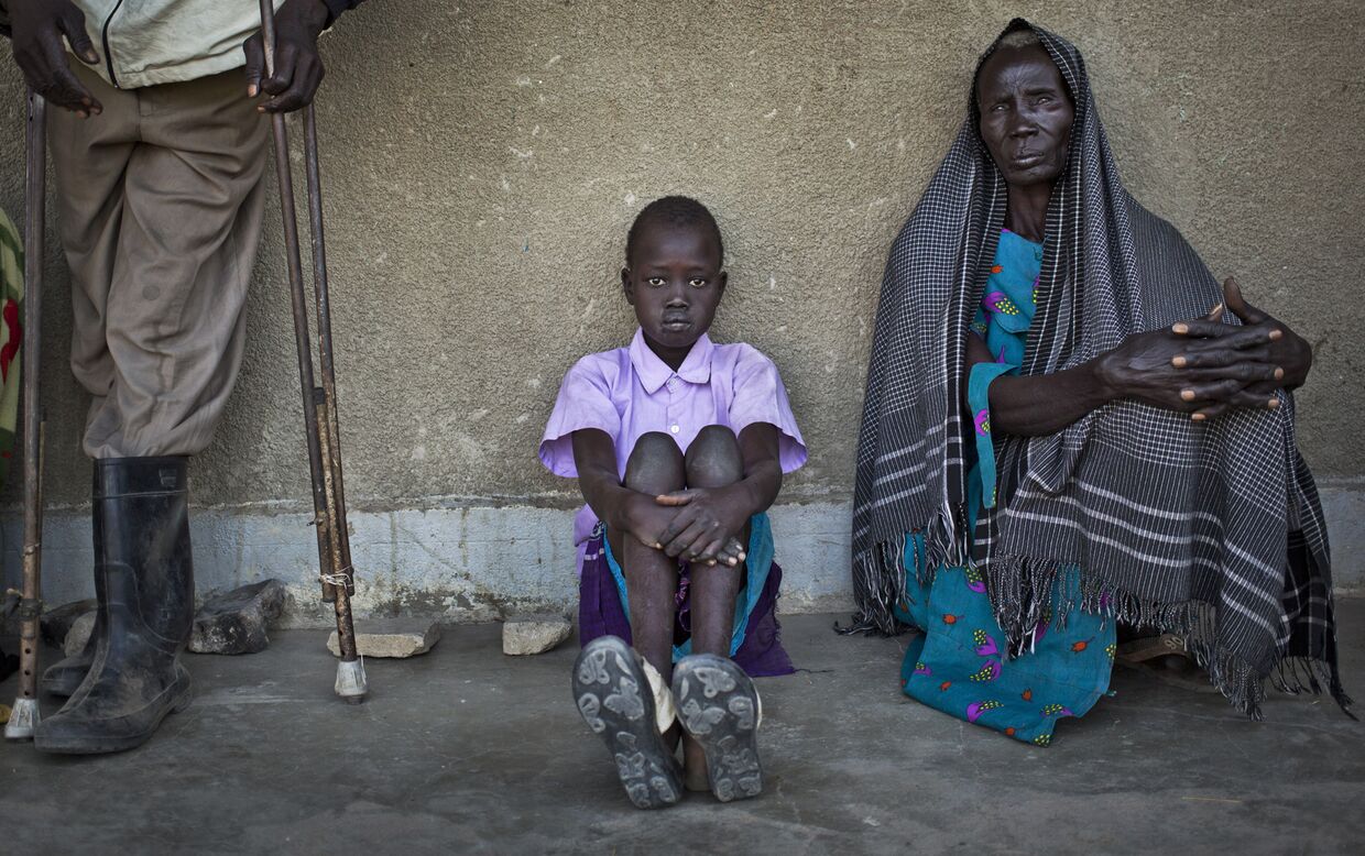 Беженцы, покинувшие свои дома из-за боев в городе Бор, в клинике «Докторов без границ» в Авериале, Южный Судан
