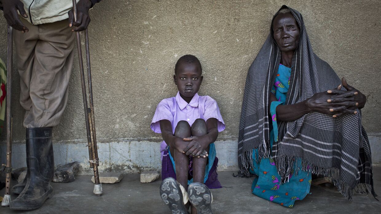 Беженцы, покинувшие свои дома из-за боев в городе Бор, в клинике «Докторов без границ» в Авериале, Южный Судан