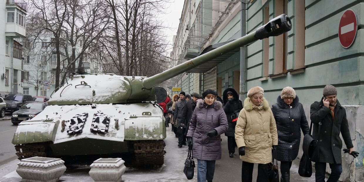 Танк пророссийских ополченцев на улице Киева