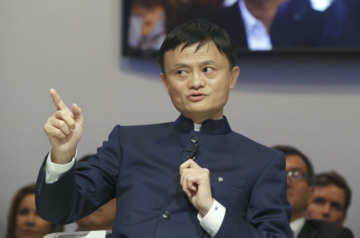 Лидер компании Alibaba Джек Ма выступает на экономическом форуме в Давосе