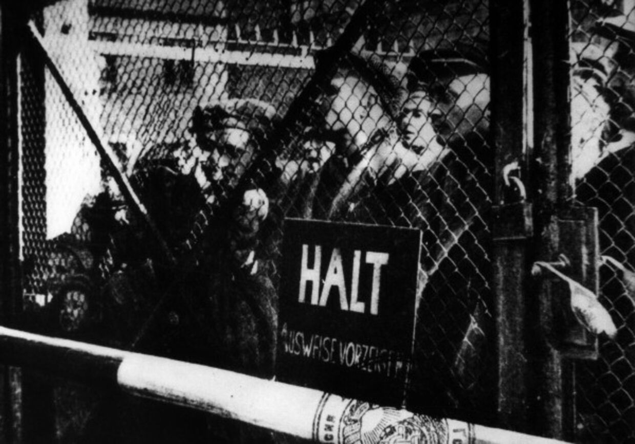 Узники Освенцима у ворот лагеря