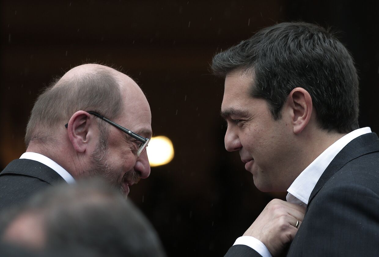 Премьер-министр Греции Алексис Ципрас и председатель Европарламента Мартин Шульц перед официальной встречей в Афинах