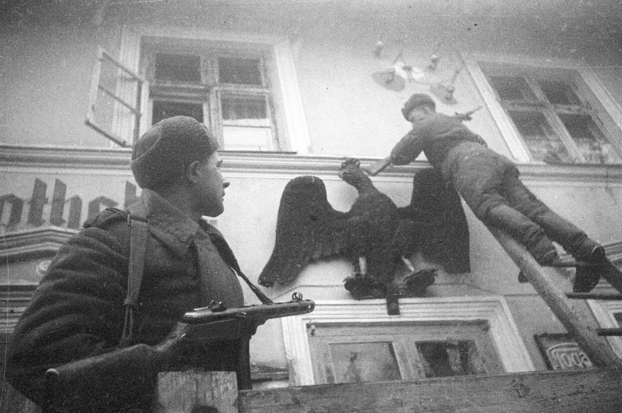 Советские солдаты снимают со стен имперского орла