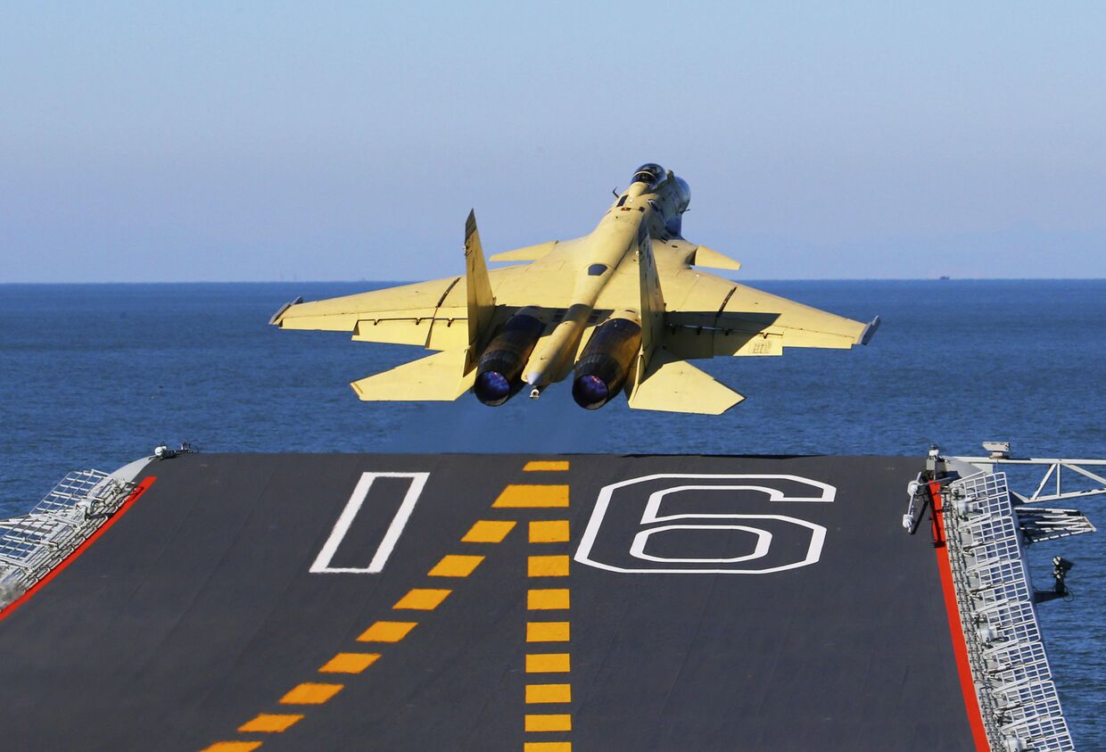 Истребитель J-15 взлетает с палубы авианосца «Ляонин»