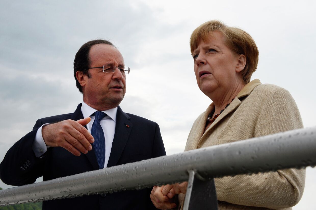 Канцлер Германии Ангела Меркель и президент Франции Франсуа Олланд во время неформальной встречи, 10 мая 2014
