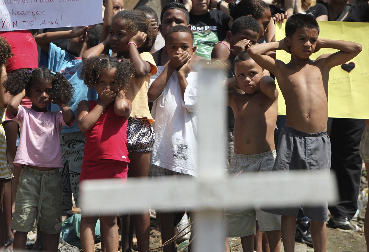 Дети в Рио-де-Жанейро закрывают глаза и уши в знак протеста против насилия в городе