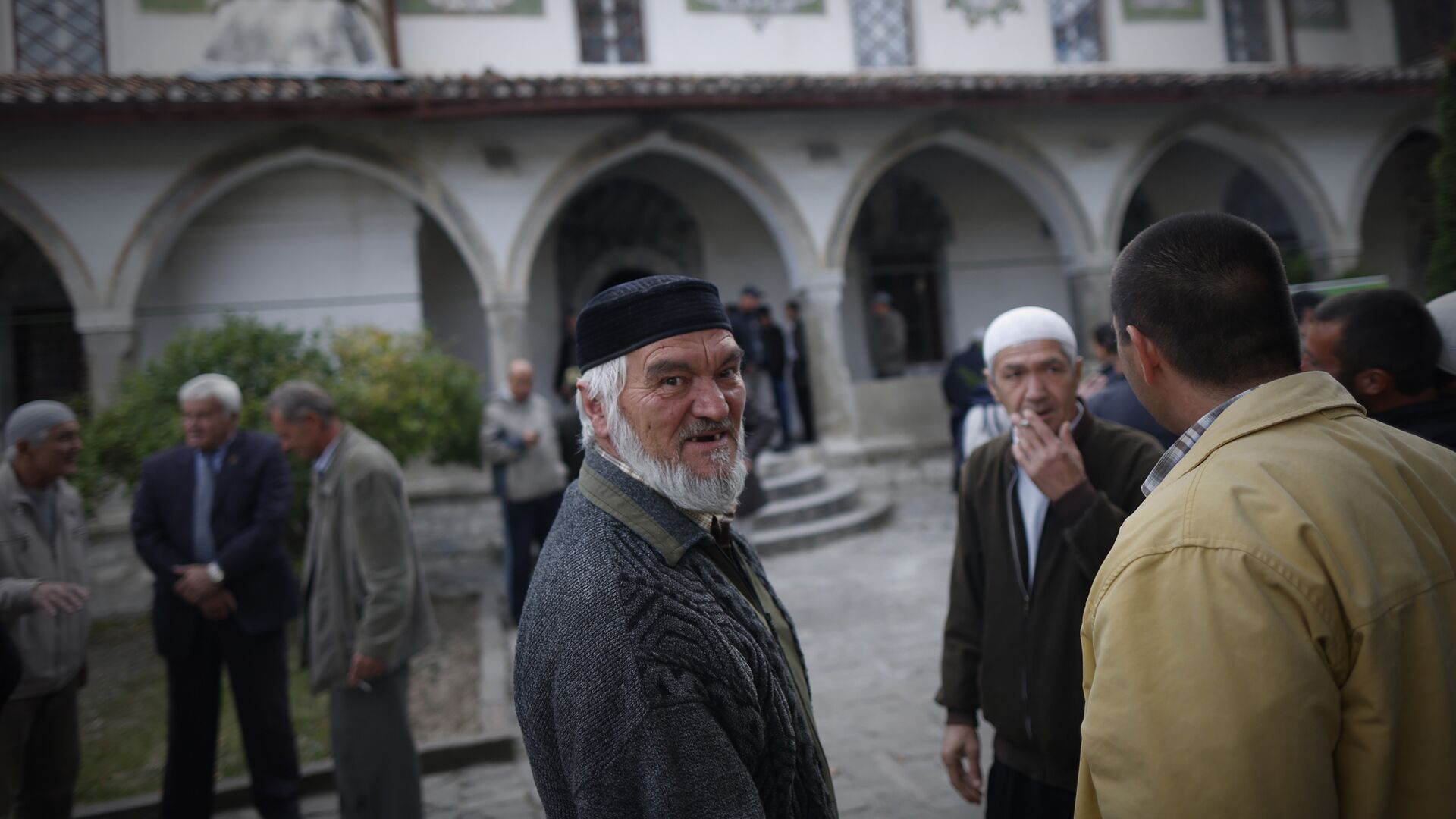 Крымские татары общаются после молитвы в день праздника Курбам-Байрам - ИноСМИ, 1920, 29.07.2021