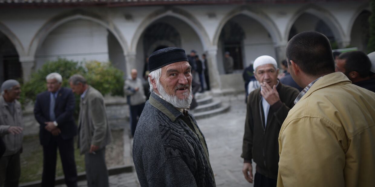 Крымские татары общаются после молитвы в день праздника Курбам-Байрам