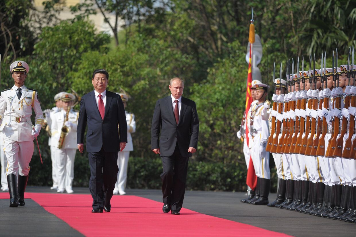 Президент России Владимир Путин и председатель КНР Си Цзиньпин на церемонии открытия военно-морских учений «Морское взаимодействие 2014»