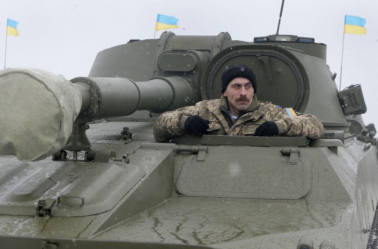 Украинский солдат во время встречи с Петром Порошенко на военной базе рядом с Житомиром 