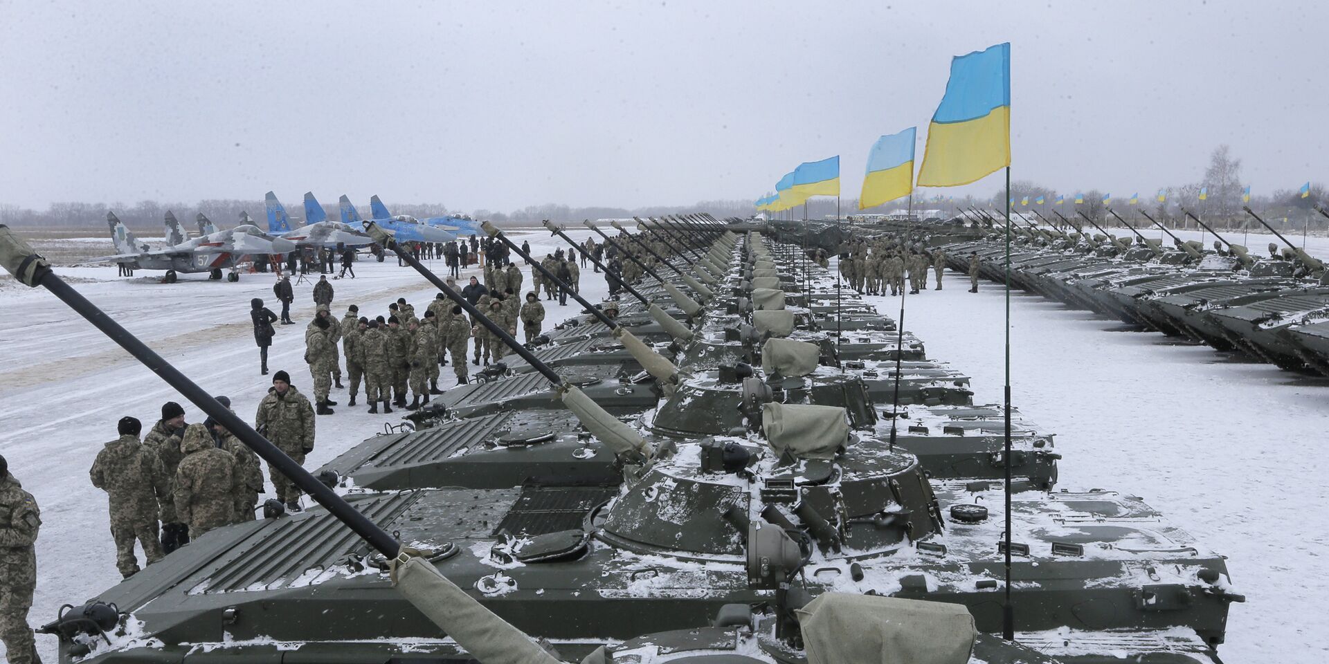 Украинские солдаты во время встречи с Петром Порошенко на военной базе рядом с Житомиром  - ИноСМИ, 1920, 28.01.2022