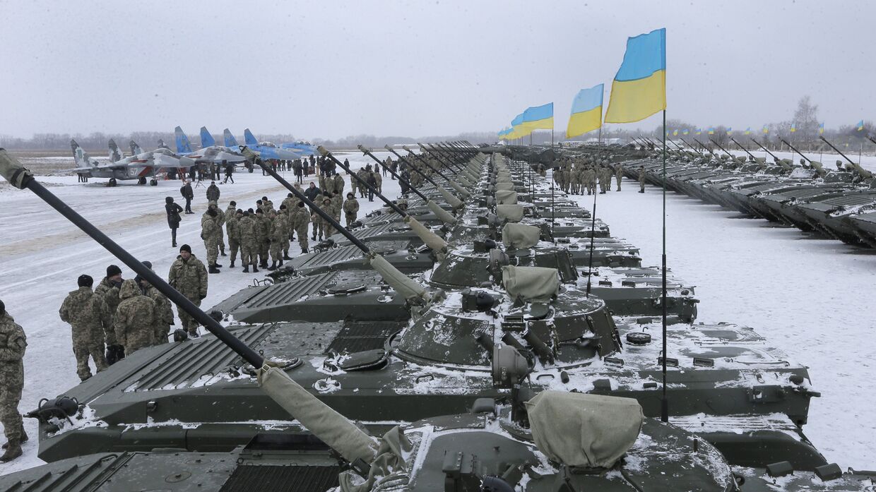 Украинские солдаты во время встречи с Петром Порошенко на военной базе рядом с Житомиром