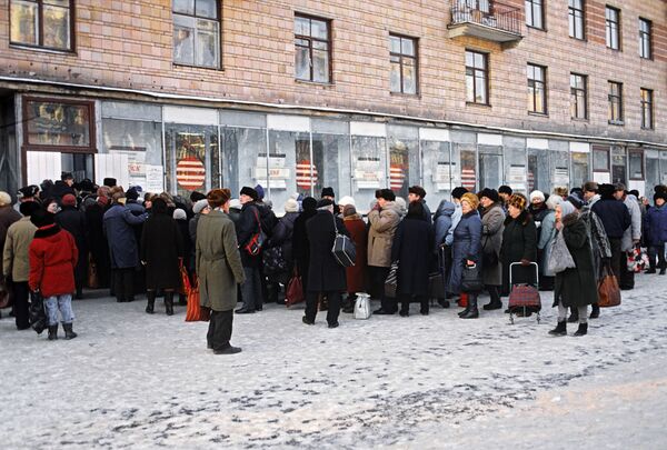 Очередь в московский продуктовый магазин в 1991 году Очередь в московский продуктовый магазин в 1991 году
