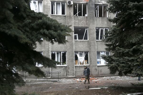 Поврежденное здание эвакуационного центра в Дебальцево