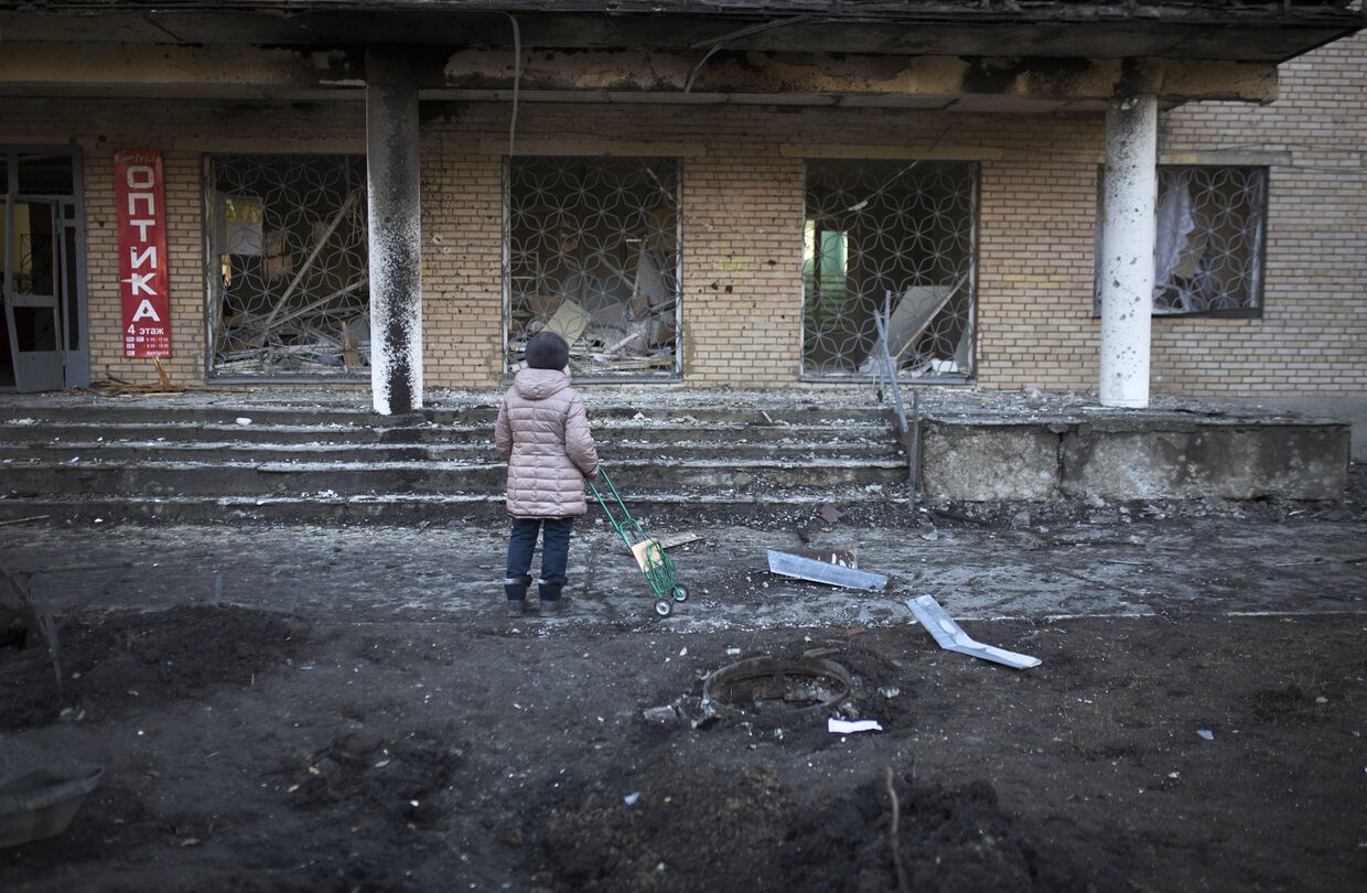 Здание 27-й больницы в Донецке, поврежденное во время обстрела