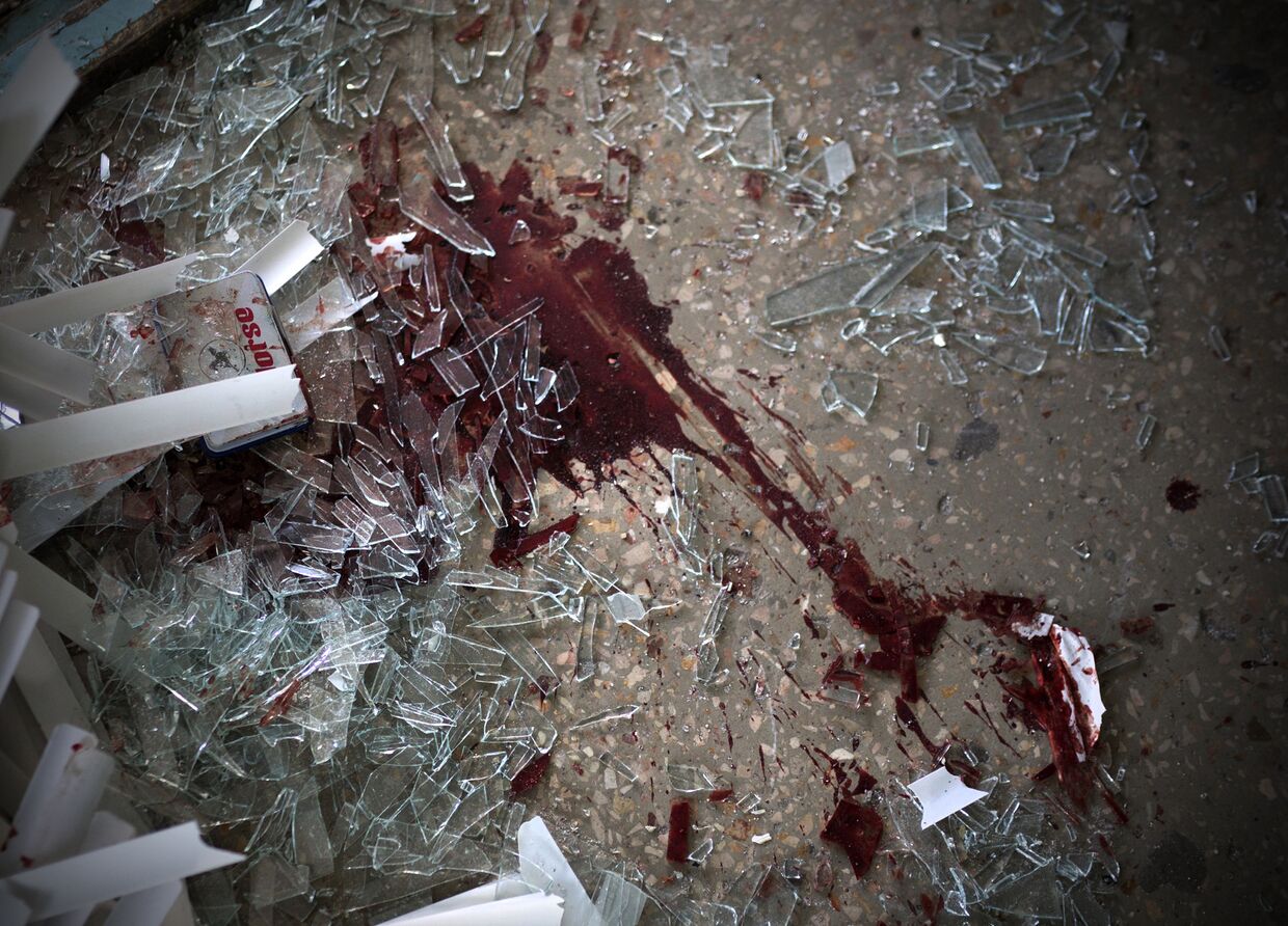 Кровь и разбитое стекло на полу в 27-й больнице Донецка, пострадавшей во время обстрела